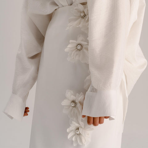 Молочная юбка с цветочными деталями